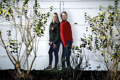 Pernille Kjellstrøm (V) kæmper med sin svoger, Troels Thylstrup, om stemmerne til kommunalvalget 16. november. Trods de forskellige partifarver er de to førstegangskandidater dog enige om det meste. Foto: Henrik Ole Jensen