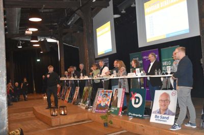 2021 - Brande City arrangerede valgmøde, og det var naturligvis formanden selv, der spurgte kandidaterne ud. Foto: Flemming Thulstrup