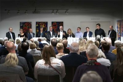 Mediehusets mødesal var fyldt, da kandidaternes levere de sidste guldkorn inden tirsdagens valg. Foto: Tom Laursen