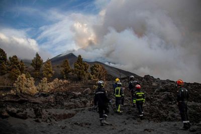 Spanske geologer tager løbende prøver af vulkanen, der fortsætter sit udbrud på den kanariske ferieø La Palma. Foto: AFP