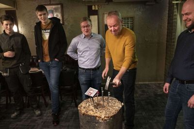 Martin Carlsen (KD) svinger hammeren, mens Kenneth Storm (LA) til venstre for ham og Kim Durup (K) til højre kigger på. Sebastian og Jakob Sandgaard overværede de lokale byrådskandidaters udfoldelser med kommentaren »godt de ikke skal være håndværkere». Foto: Tom Laursen