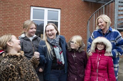 3.-klassespigerne her virker ganske glade for skoleleder Christina K. Henriksen, som er i gang med sit andet år i spidsen for Studsgård Friskole. Yderst til højre er det formanden for skolebestyrelsen, Lisa Michelsen. Foto: Henrik Ole Jensen
