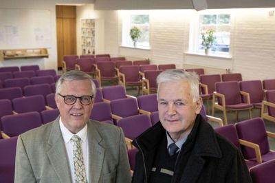 I rigssalen i Feldborg er der 100 stole. Torsdage og søndage sidder der nogen på 85 af dem - blandt andre Åge Christensen (t.v.) og Tommy Pedersen. Foto: Jørn Deleuran