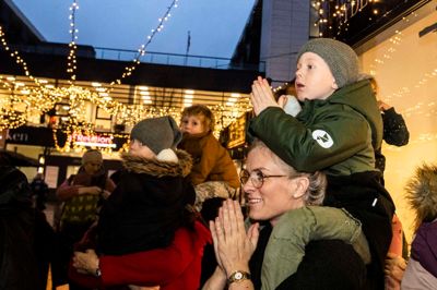 Børn og voksne var mødt op, da julelysene blev tændt i Herning. Foto: Jørn Deleuran