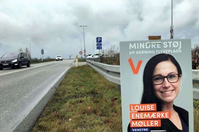 Sådan så der ud i onsdags ved pendlerpladsen på Lundvej, hvor der var opsat tre af de nævnte valgplakater i græsrabatten. Foto: Bo Lundgaard