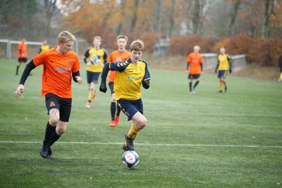 Snejbjerg i orange var foran efter 1. halvleg, men Vildbjerg kom igen lige efter pausen. Foto: Henrik Lind JØrgensen