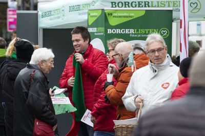 Gågaden i Herning og særligt området mellem Torvet og Tinghuspladsen var lørdag fyldt med byrådskandidater. Foto: Jørn Deleuran