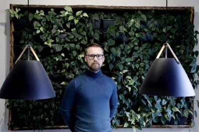 36-årige Rasmus Ross Kruse fik i 2014 sit drømmejob som sygeplejerske på akutafdelingen i Herning. Men i august ville han efter en lang og udmattende coronapræget periode med stress og turbulente tilstande i sundhedsvæsenet ikke kæmpe mere. Så han sagde op og forlod sit job. Foto: Henrik Ole Jensen