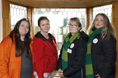 Fra venstre: Anja Høgh Holm (KD), Jeanette Hoffmann (S), Christina Clausen (BL) og Susanne Boes Andersen (BL). De arbejder sammen om et bedre specialområde i Herning, selvom de har forskellige partifarver. Foto: Henrik Ole Jensen