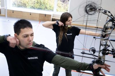Søskendeparret Kristian og Kristina Young har i mange år skudt med riffel, men faldt for bueskydningen, da den blev en del af Ørre Skytteforening. Foto: Jørn Deleuran