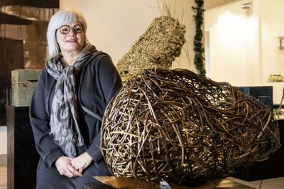 Kaospil hedder det, og det er en kunstform, Naja Thyge Johansen fra Herning gerne bruger hænderne til at forme figurer ud af. De kommende tre weekender udstiller hun sammen med tre kolleger på Clausager Kunstvirke ved Sædding. Foto: Jørn Deleuran