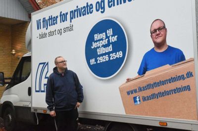 Jesper Hansen kan ikke andet end bare kigge på sin nye flotte flyttebil, der har et vellignende billede af flyttemanden selv på siden. Foto: Flemming Thulstrup