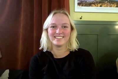 Emelie Færge Holmgaard har ikke lagt sig endeligt fast på, hvor hendes første kryds skal sættes. - Jeg er ikke helt sikker. Men jeg fik et godt råd af en af politikerne, og det er, at man skal stemme på det, man føler for lige nu og her. Ikke det, man tror, man føler om fire år, siger hun. Foto: Privatfoto