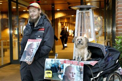 Kristian "Karlsson på taget", 43, står foran indgangen til kongrescenteret med sin hund Kenzo. Foto: Henrik Ole Jensen