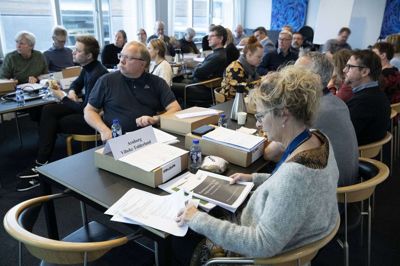 Der var nok at holde styr på for de administrativt ansvarlige for Herning Kommunes 26 valgsteder, da de gennemgik reglerne for dagens to valg. Det skete på rådhuset, hvor de blandt andet fik alt at vide om gyldige og ugyldige stemmer, samt hvordan både kandidater og pressefolk skal forholde sig. Foto: Tom Laursen