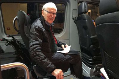 Jens Carl Henningsen blev kørt ind i en af kongrescentrets haller, hvor han kunne blive siddende i taxaen, mens valgtilforordnede bragte stemmesedlen ud til ham, så han kunne komme til at stemme, som han har gjort det, siden han fik stemmeret for 75 år siden. Et fald på badeværelset betød, at han ikke selv kunne gå til kongrescentret for at stemme i dag. Foto: Marianne R. Eskildsen