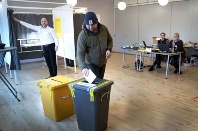 Der var lille risiko for at stå i kø ved afstemningsstedet i Gludsted Sognegård tirsdag formiddag. Her er det Kasper Nissen fra Gludsted, der afgiver sine stemmer til regionsråd og byråd. Foto: Tom Laursen
