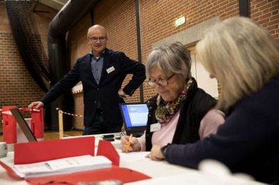 Valgbestyrer Bo Sand Kristensen (DF) glædede sig over en gnidningsløs afvikling af valget, og pegede blandt andet på en service, der blev tilbud coronasmittede samt utrygge, som blandt andre gruppeleder Bente Bommersholdt tog sig af. Foto: Jørn Deleuran