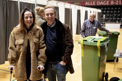 Hanne og Torben Pedersen var de absolut sidste til at stemme i Ikast. Foto: Jørn Deluran