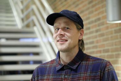 Mikael Langhoff blev en af de sidste til at stemme i MCH Herning Kongrescenter, inden valgstedet lukkede klokken 20 tirsdag aften. Foto: Henrik Ole Jensen