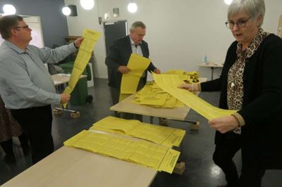 Bente Plougmann er en af de såkaldt politisk udpegede tilforordnede ved afstemningsstedet i Sørvad. Hun er udpeget for Venstre, mens Jimmy Storm Jessen (til venstre) er konservativ kandidat og Jens-Bernhard Knudsen er Venstre-byrådsmedlem. Foto: Henrik Lind Jørgensen