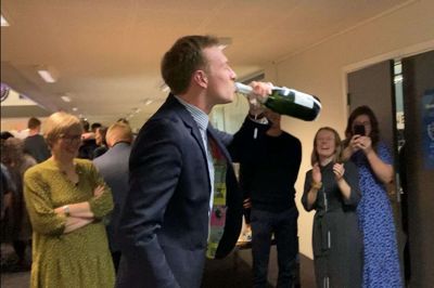 Thomas Østergaard (V) sikrede sig genvalg, og det affødte et stort jubelbrøl efterfulgt af et champagneskyl. Foto: Mathilde Bach Callesen