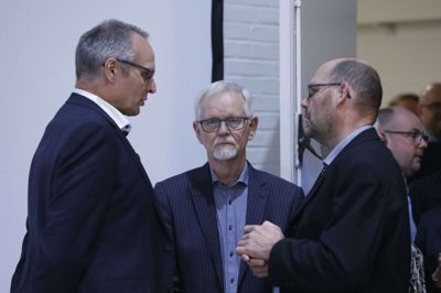 Karlo Brondbjerg (t.v.) i samtale med lokalformand Jens Ove Kjeldsen (i midten) og Jens Kristian Mølby Nielsen, mens de personlige stemmer blev talt op. Både Karlo Brondbjerg og Jens Kristian Mølby Nielsen blev valgt ind i byrådet for de kommende fire år. Foto: Henrik Ole Jensen