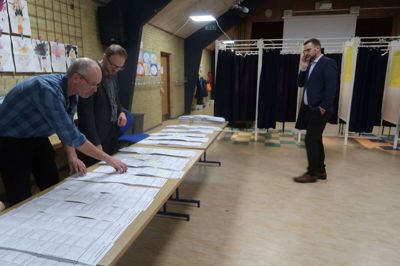 Ejner Jørgensen og Michael Hansen er begyndt at tælle personlige stemmer. Claus Udbye tæller - eller prøver at regne ud - hvor mange stemmer han får. Foto: Henrik Lind JØrgensen