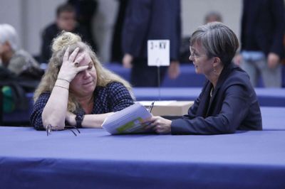 På valgnatten i november 2021 diskuterede Lone Nielsen (BL) og Dorte West (V) byrådets arbejdsgrundlag. Nu har de diskuteret sparerunder, og det kunne de ikke blive enige om. Foto: Henrik Ole Jensen
