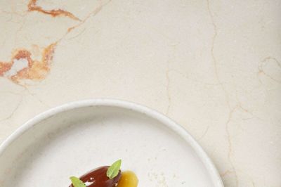 Saltet karamel med hasselnødder og mutzu-æbler. Foto: Flemming Gernyx