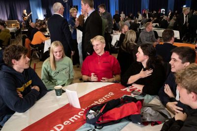 Valgfest tirsdag aften i Rofi-centret i Ringkøbing, hvor mange unge havde valgt at være med. Foto: Jørndeleuran