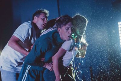 Forestillingens nerve er den ungdommelige energi, skriver Folkebladets anmelder og disker op med fem stjerner. Foto: Camilla Winther