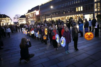 MidtVest Børnekors lanterneoptog fra biblioteket og ned til Kulturgården åbner Kultur i Mørket. Foto: Flemming Hansen