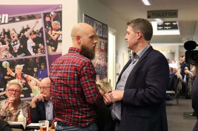 Kasper Pauli (S) og borgmester Ib Lauritsen (V) på valgnatten, umiddelbart før de går ind bag lukkede døre og tegner stregerne til konstituteringen, hvor Pauli bliver viceborgmester og Ib Lauritsen fortsætter på posten som borgmester. Foto: Laila Kempel