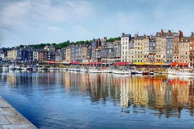 Honfleur er et af Frankrigs mest charmerende, livlige og maleriske havnebyer, som vi naturligvis også kigger nærmere på.