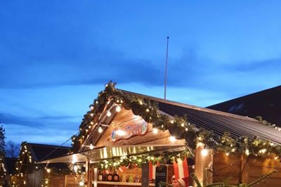 12 lignende julehytter rykker på torsdag ind på Torvet i Ikast, når julemarkedet åbner. Foto: Pr-foto