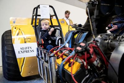 Toårige Norr Rod ligner en lille gut, der rigtig gerne vil have pulling-traktorens motor startet. Foto: Jørn Deleuran
