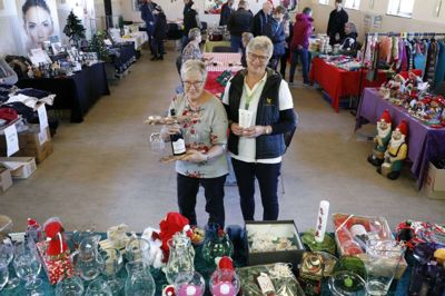 Gunhild Bang Andersen (t.v.) mener, hun har en blandet landhandel til markedet. Hun fremstiller blandt meget andet gaver, som består af et sæt med vin og glas monteret mellem smukke træstykker. Tove Kærgaard forhandler både Aloe Vera og Tupperware. Foto: Henrik Ole Jensen