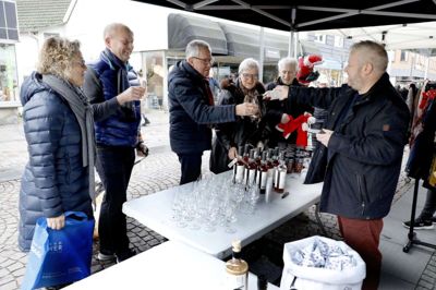Vinhandler Søren Rasmussen fra Wine N’ Fun skænkede smagsprøver til de handlende. Til venstre ses Lene og Søren Jepsen fra Brande, som var begejstrede for julerommen og et shot med smag af lakrids og chokolade. Foto: Henrik Ole Jensen