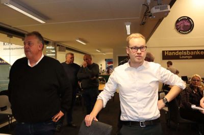 Humøret var ikke det bedste på valgnatten hos Simon Vanggaard (DF), da partiet mistede et mandat i byrådet. Nu ser han frem til at få partiet på rette fod igen. Her ses han med Mikael Würtz (t.v.), som opnåede en plads i byrådet. Foto: Laila Kempel