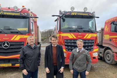 Poul Jørgensen (t.v.) viste sin virksomhed frem for Niels Fuglsang (S). Også Bigadan-direktør Birger Olesen (t.h.) fortalte europarlamentarikeren om fordelene ved biogas-lastbiler. Foto: PR-Foto