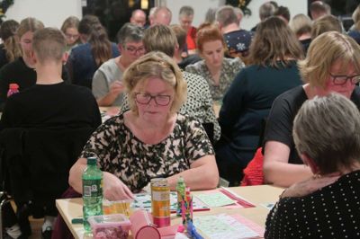 200 personer havde sat sig til rette for at spille banko til fordel for byens julebelysning. Der var 25 spil plus det løse. Foto: Henrik Lind Jørgensen