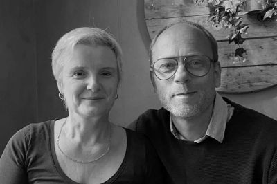 Torill og Henning Kristensen bor lige nu i en forstanderbolig på Blåkilde Efterskole, men planen er, at det nye forstanderpar vil flytte tættere på Møltrup Optagelseshjem. Foto: PR-foto