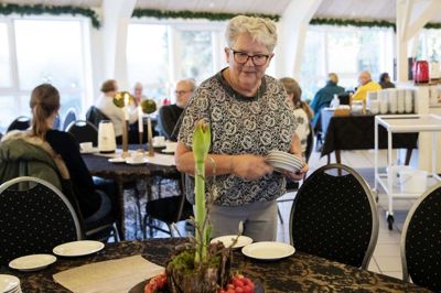 Birtha Hvid serverer gerne kaffe til gæsterne på Clausager Kunstvirke ved Sædding. Der er åben lørdag og søndag. Foto: Jørn Deleuran