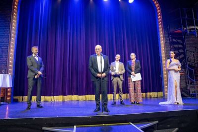 Koncerndirektør Bjarne Nielsen takkede sine godt 500 medarbejdere efter at have modtaget prisen for Årets Nyvognsforhandler 20/21. Foto: PR-foto