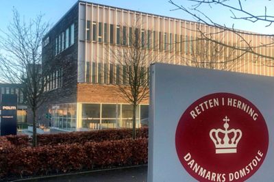 Det var to politiassistenter fra Midt- og Vestjyllands Politi, der var tiltalt ved retten i Herning i går. Foto: Henrik Lind JØrgensen