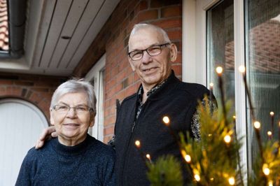 For 60 år siden da de blev gift sneede det, og det var tåget. Helt så vinterligt ser det ikke ud til at blive i morgen, hvor de inviterer familie, venner og naboer til frokost og eftermiddagskaffe i Kulturhuset i Spjald. Foto: Jørn Deleuran