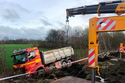 Da lastbilen var rejst op, ventede den på, at det blev dens tur til at komme op fra den dybe grøft. Foto: Henrik Lind Jørgensen
