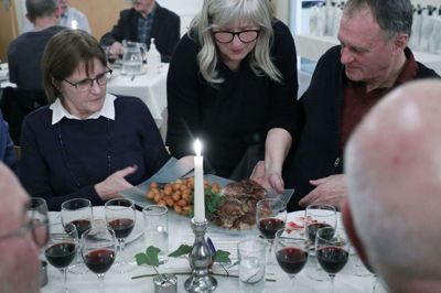 Andebryst og -lår blev serveret i Kølkær Selskabslokaler onsdag aften til kåringen af Årets julevin i Herning 2021. Foto: Henrik Ole Jensen