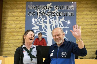 Sparkøbmand Malene Houni Hansen har søgt - og fået - 25.000 kroner bevilliget fra KFI Erhvervsdrivende Fond. Flemming Ringgaard glæder sig over at få pengene til Feldborg-Haderup IFs klubarbejde. Foto: Tom Laursen